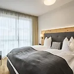 Stilvolle Luxuswohnung In Der Residenz Silvretta See